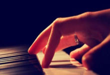 高清图：国足昆明轻松训练里皮与队员围坐谈心.